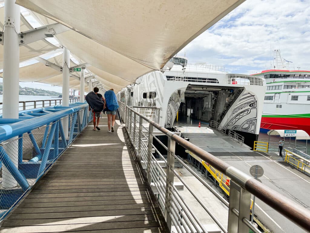 Voyager en Polynésie Française, dans un ferry à destination de Bora Bora. 