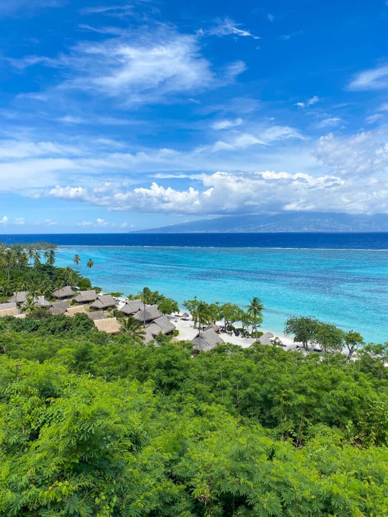 Point de vue sur le lagon de Tahiti aux eaux turquoise, une invitation à voyager en Polynésie française.