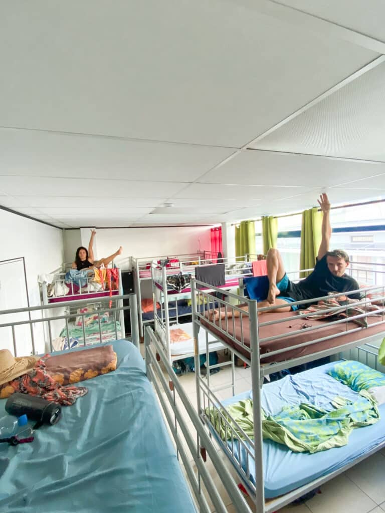 Eva et Laurent dans le dortoir d’une auberge à Tahiti.