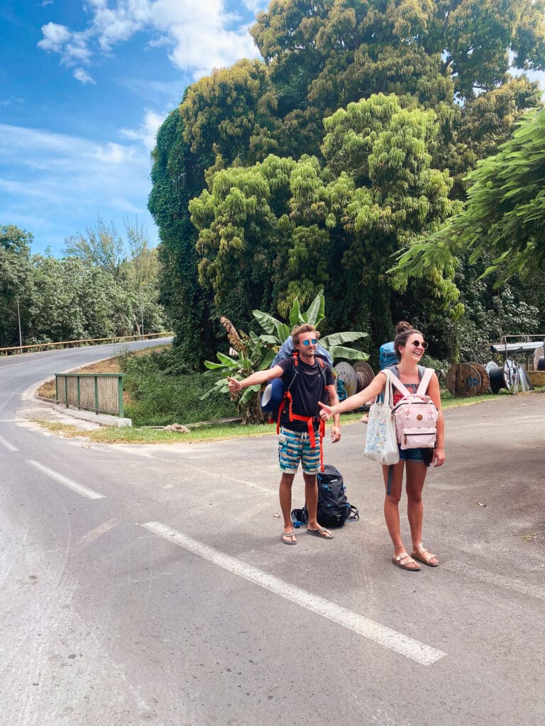 Eva et Laurent faisant du stop à Moorea.