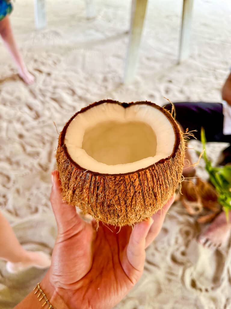 Noix de coco fraîche sur une plage de Polynésie française.