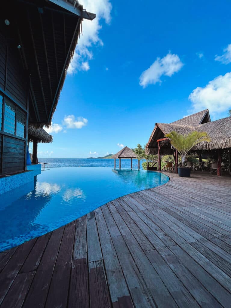 Terrasse d’hôtel avec piscine et vue sur le lagon de Bora Bora, Polynésie française.