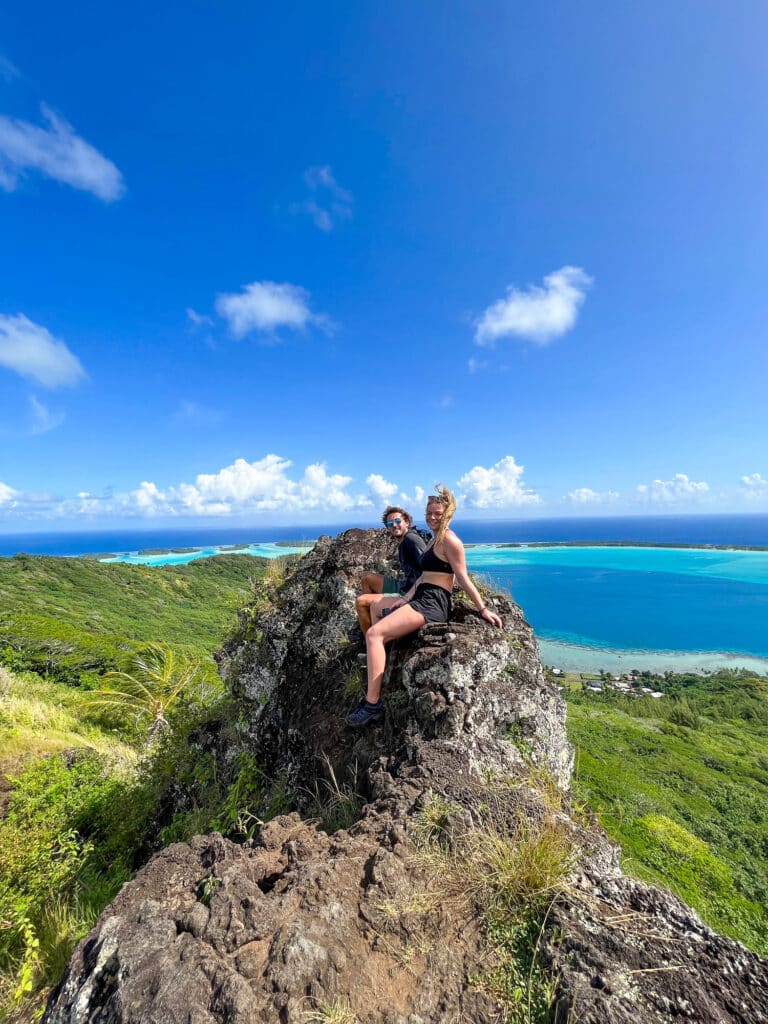 Laurent et Manon au sommet du Mont Popoti avec vue sur le lagon de Bora Bora, Polynésie française.