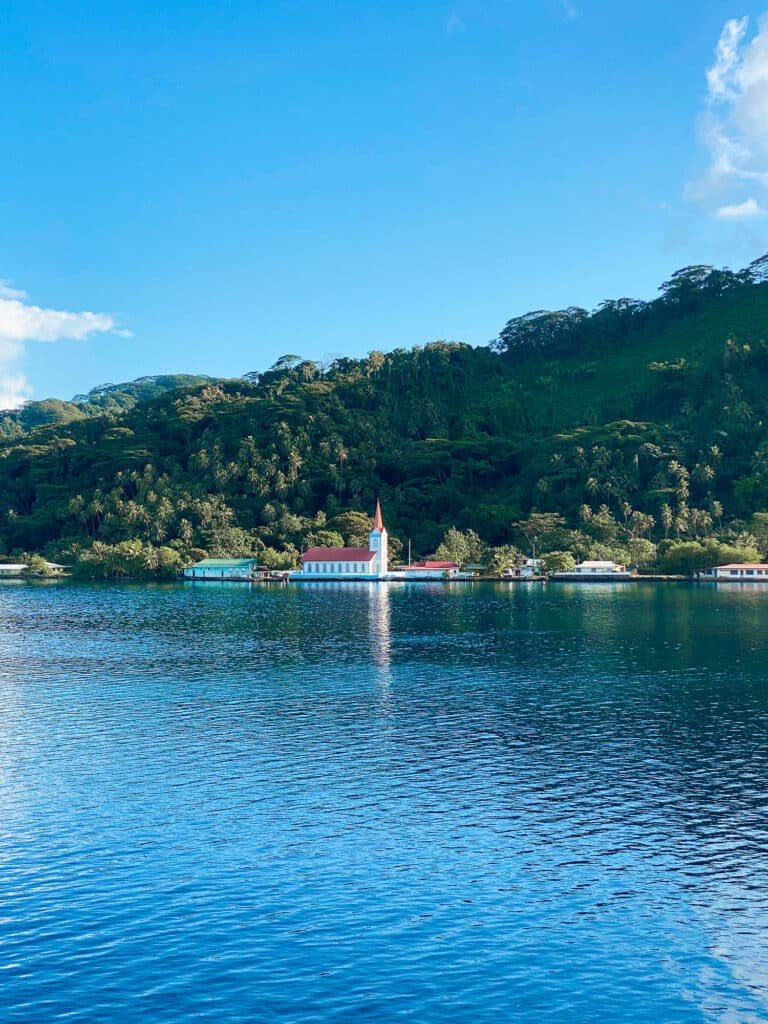 Petite église au bord de l’eau à Taha’a.
