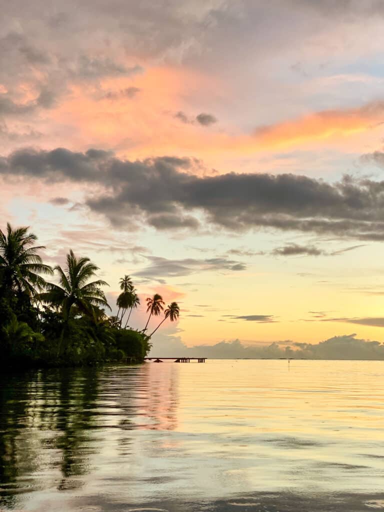 Coucher de soleil sur le lagon de Taha’a.