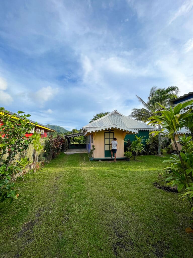 Logement et jardin tropical à Huahine, Polynésie française.