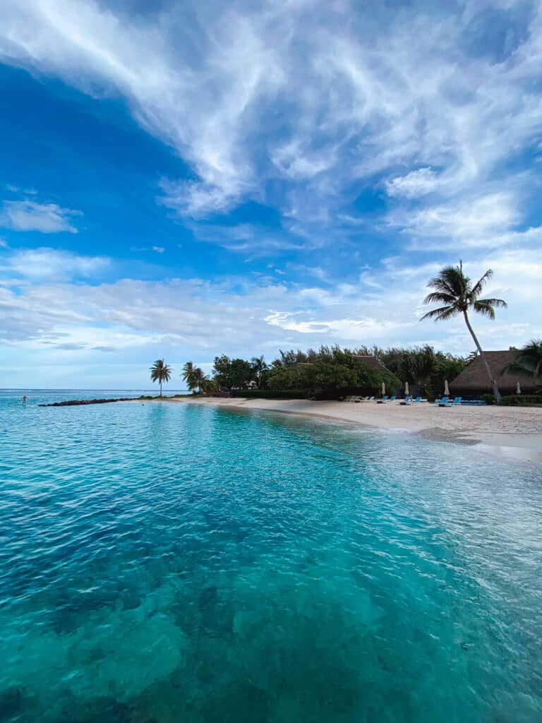 Plage et lagon turquoise de Huahine.