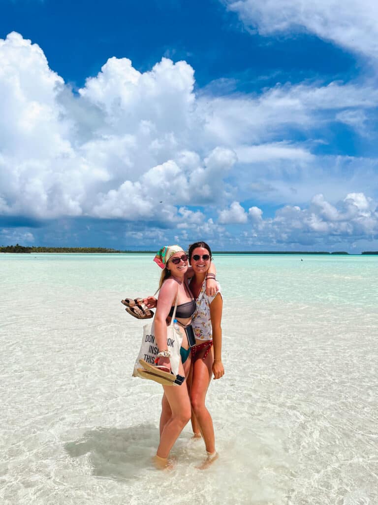 Eva et Manon dans le lagon de Tetiaroa avec nuances de bleu turquoise.