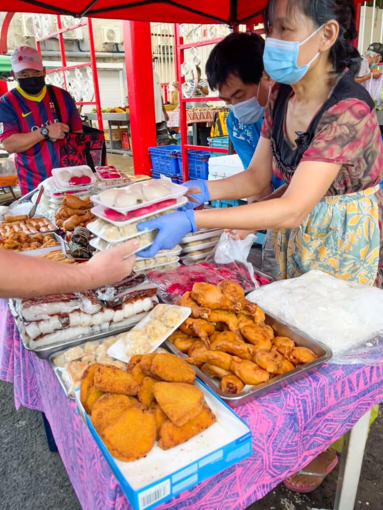 Stand vendant des spécialités locales à Tahiti.