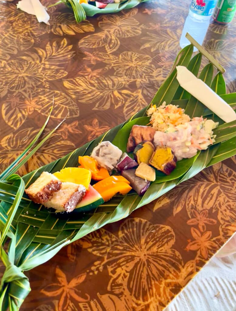 Repas typique tahitien avec spécialités locales, Polynésie française.