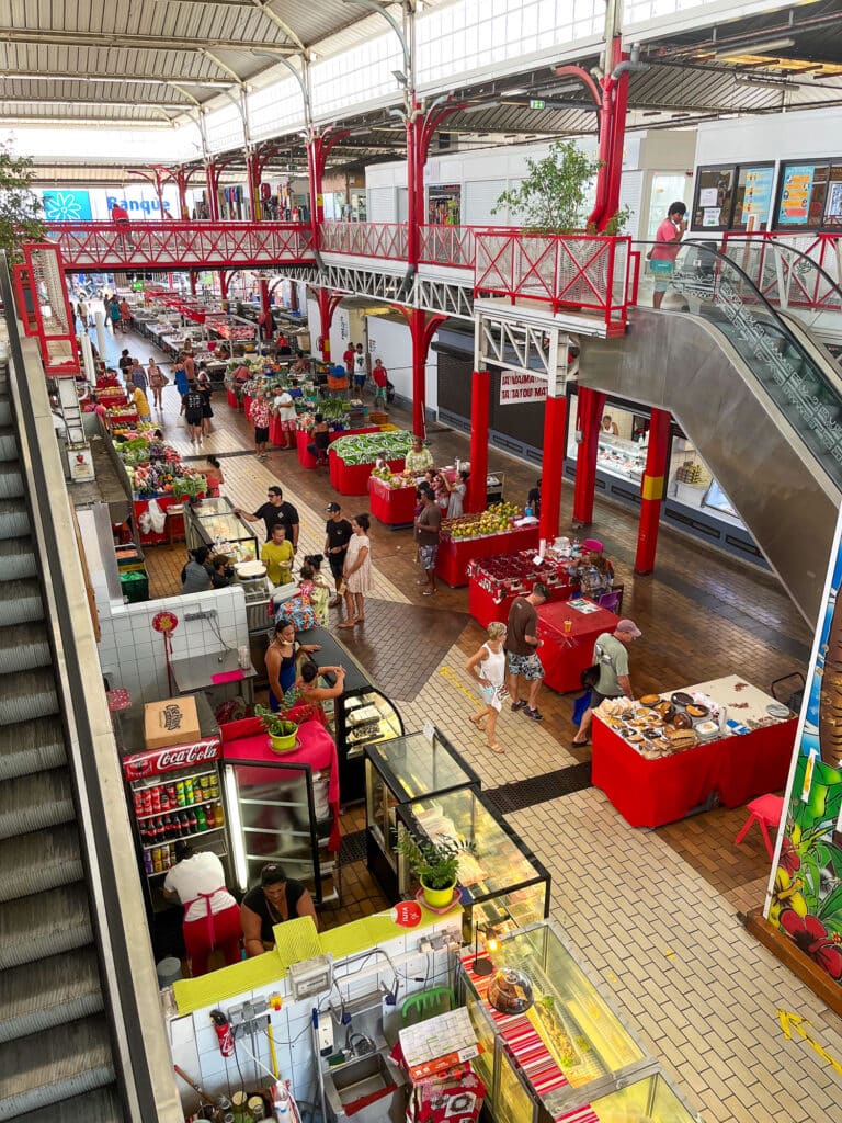 Intérieur coloré du marché de Papeete avec ses étals, une expérience typique d’un voyage en Polynésie.