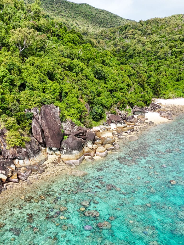 Vue drone des fonds marins de Thomas Island, Whitsundays, Australie. 