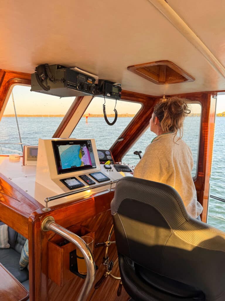 Manon aux commandes du voilier,  lors de notre boat trip de Sydney aux Whitsundays.