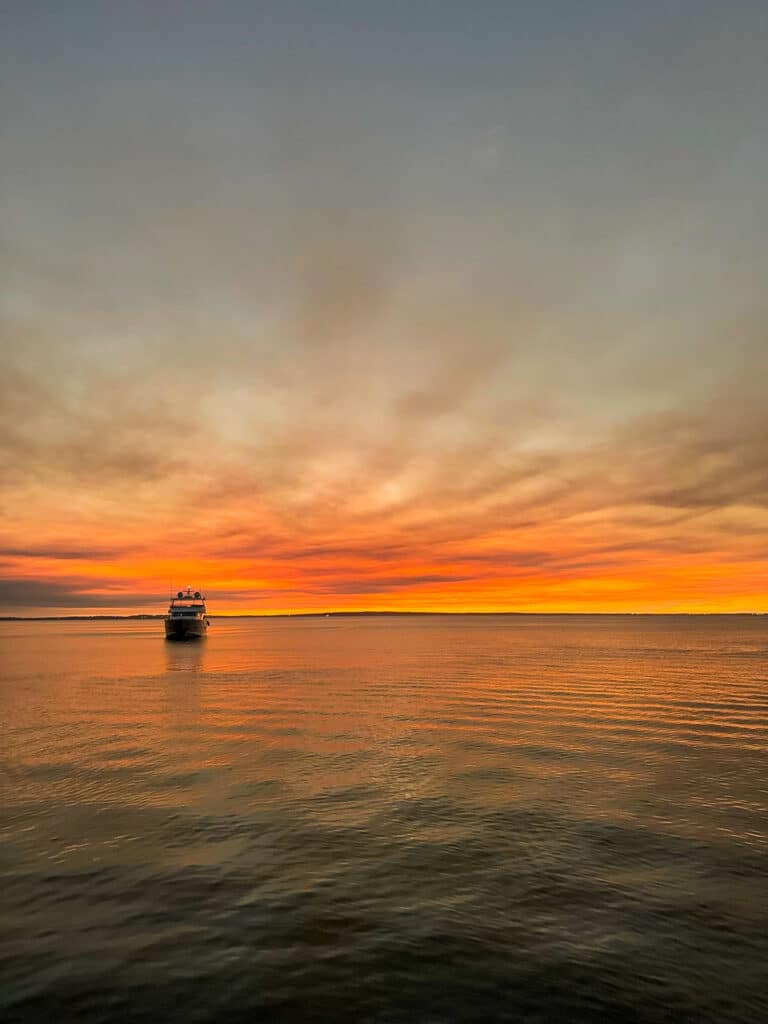 Coucher de soleil depuis le bateau dans les Whitsundays.