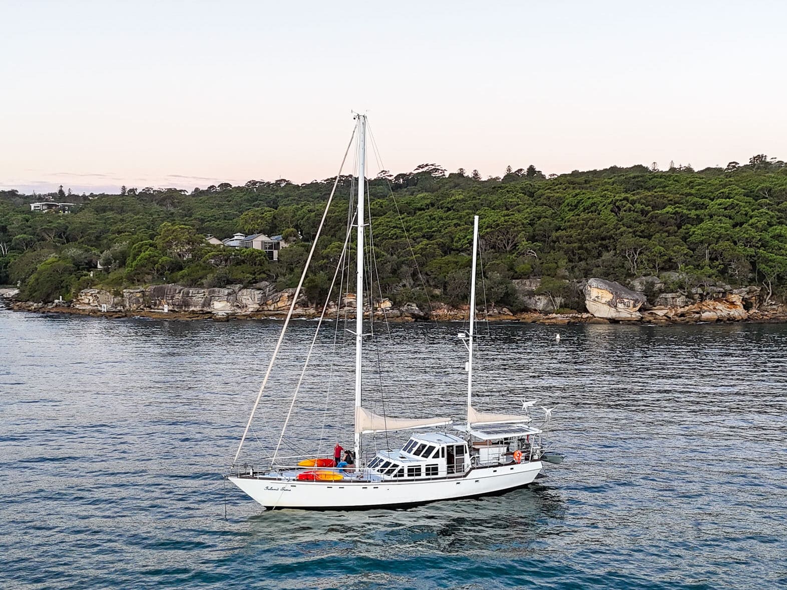 Vue drône d'un voilier dans une crique près de Manly, Australie -début de boat trip de Sydney aux Whitsundays.