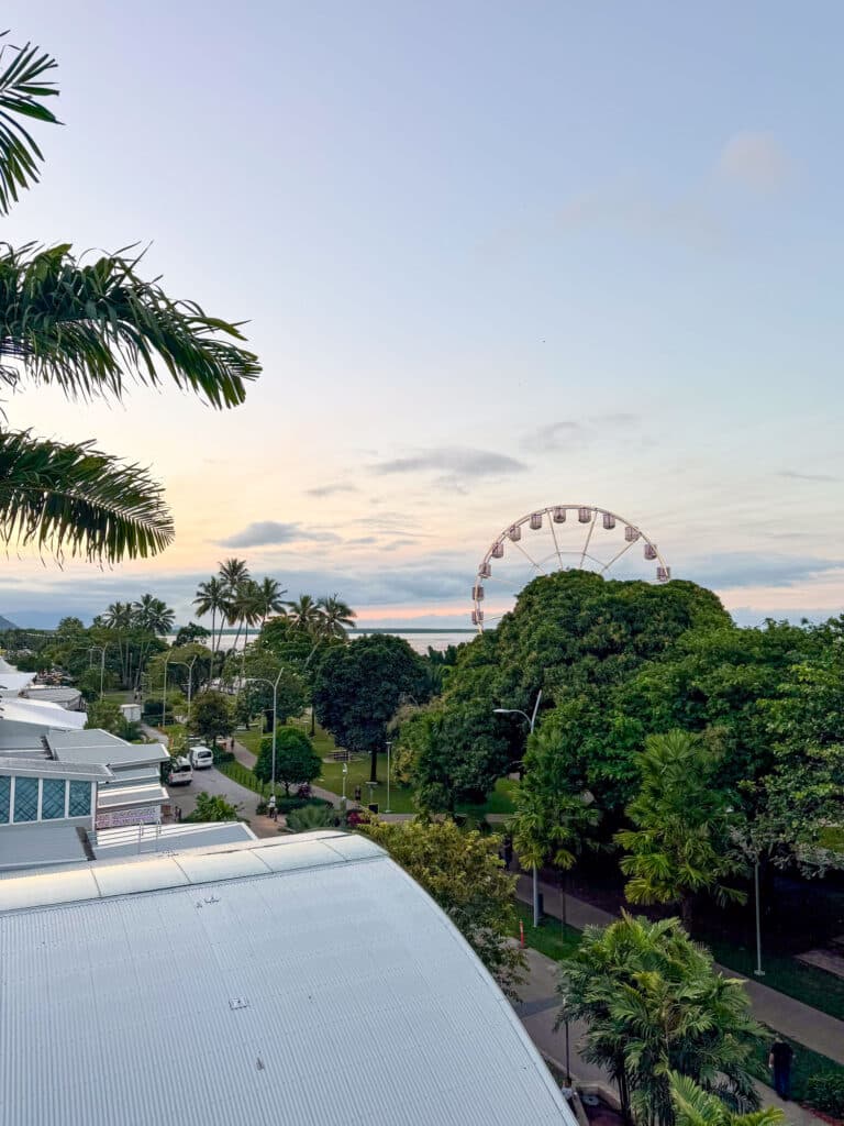 Vue terrasse d'une auberge de jeunesse à Cairns.
