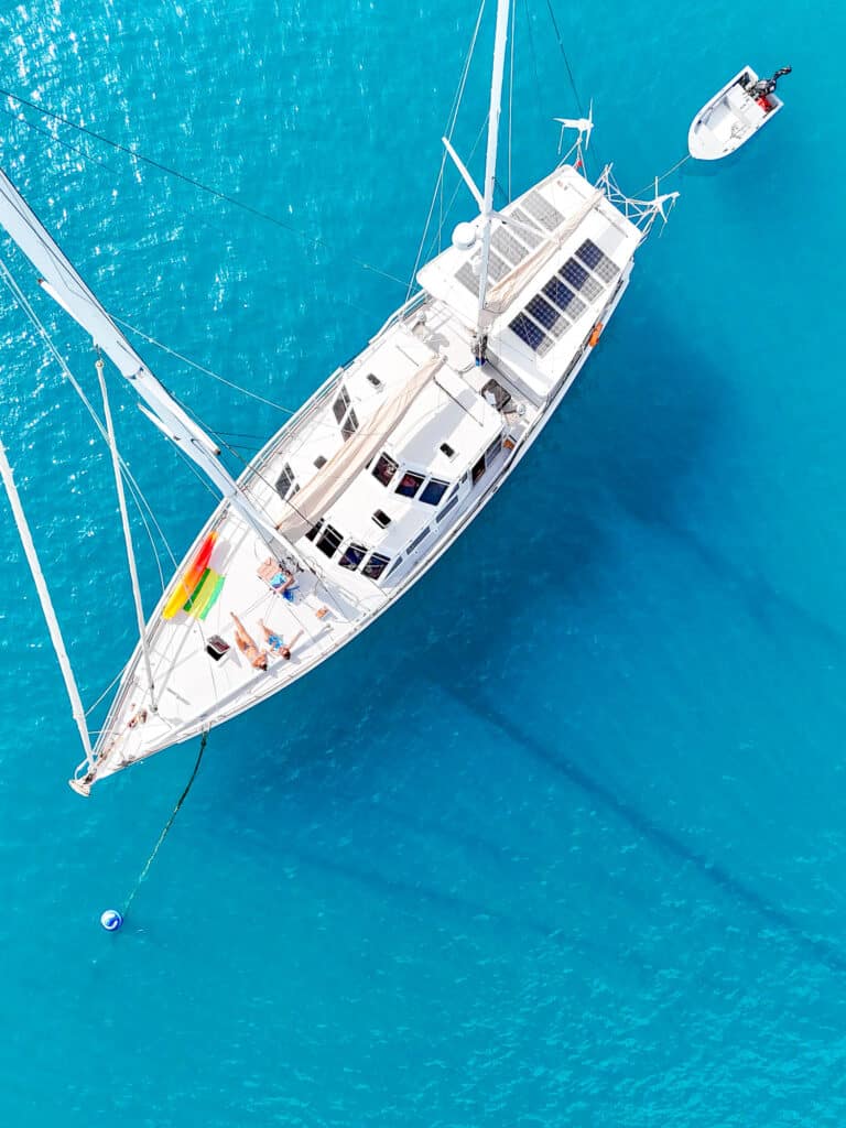 Vue drone du bateau lors de notre expérience en bateau stop en Australie.