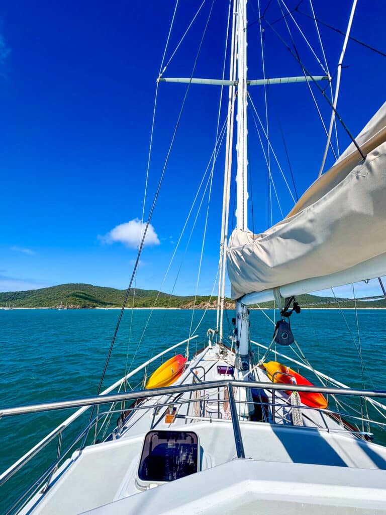 Vue des Whitsundays depuis un voilier, expérience inoubliable lors d'un working holiday visa Australie.
