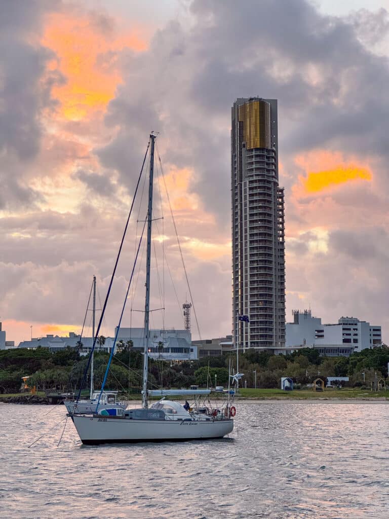 Voilier en coucher de soleil dans la ville de Surfer's Paradise en Australie.