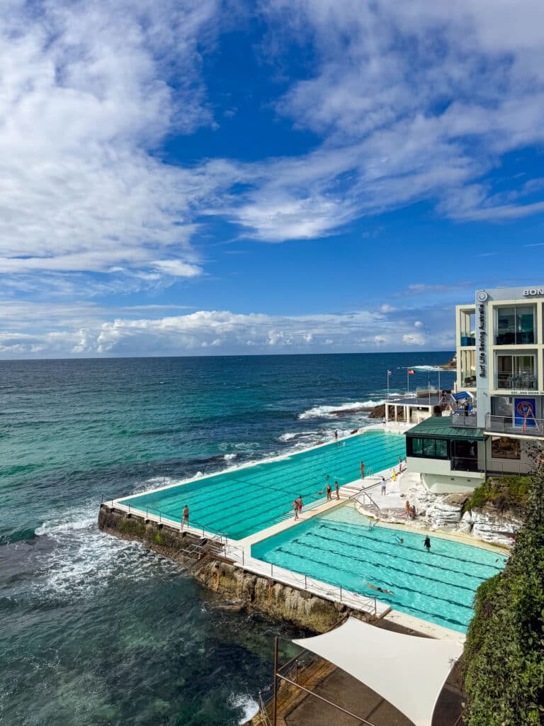 Bondi Beach et ses célèbres piscines lors d’un voyage Working Holiday Visa Australie.