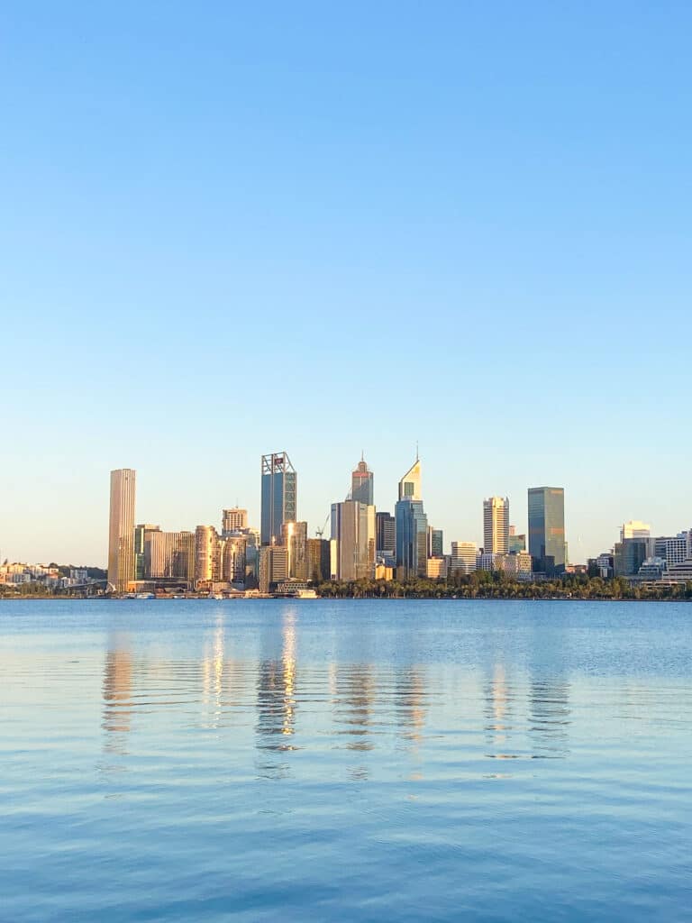 Ville de Perth au lever du jour.