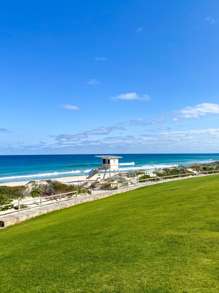 Plage de Scarborough à Perth, Western Australia.
