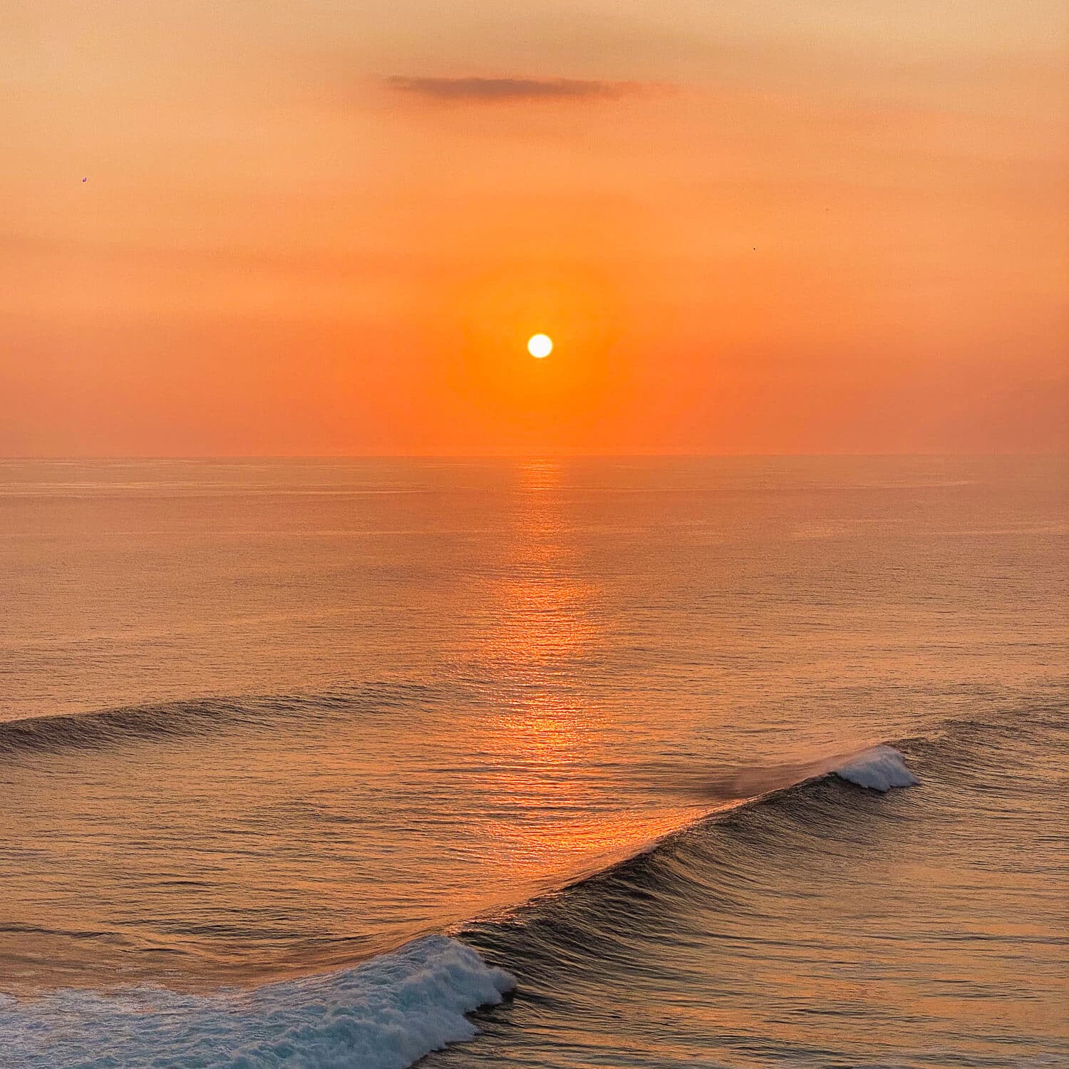 Coucher de soleil sur les vagues à Uluwatu, Bali.