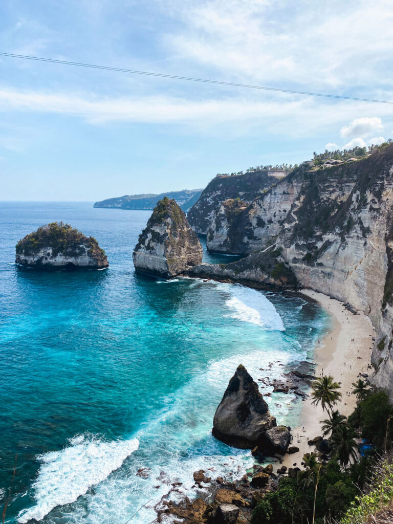 Panorama of Diamond Beach in Nusa Penida, between steep cliffs and turquoise waters.