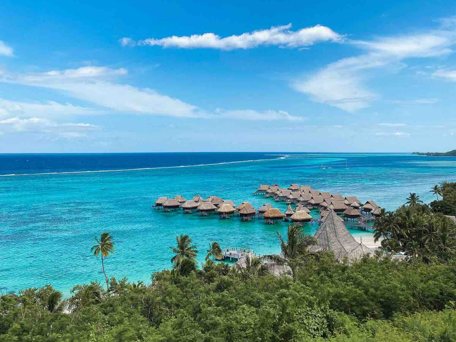 Lagon de Moorea avec bungalows sur pilotis.