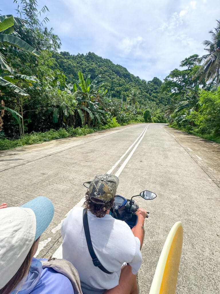 Découverte de Siargao en scooter, direction un spot de surf.