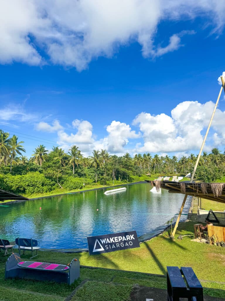 Wakepark et végétation luxuriante sur l'île de Siargao. 