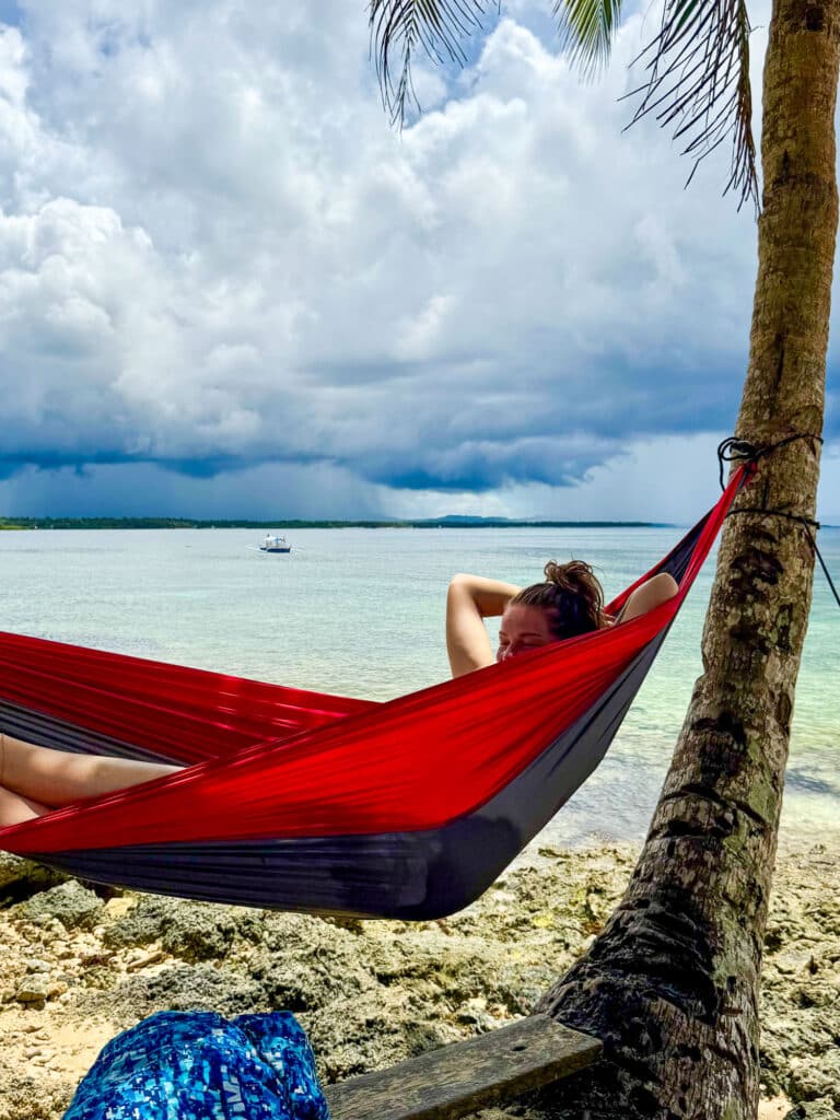 Repos dans un hamac à Cloud 9, Siargao. 