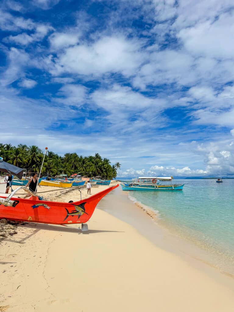 Bateaux et cocotiers sur la plage de Daku Island, Siargao. 