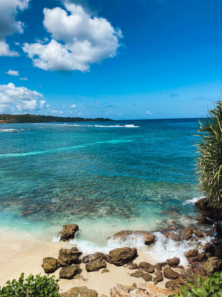 View of a paradise beach in Nusa Lembongan with white sand and turquoise waters.