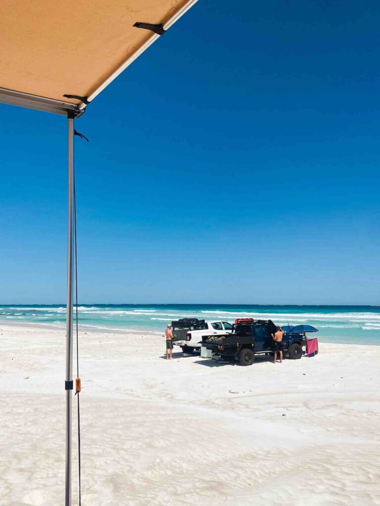 4x4 face à la mer lors d'un road trip dans le Western Australia.
