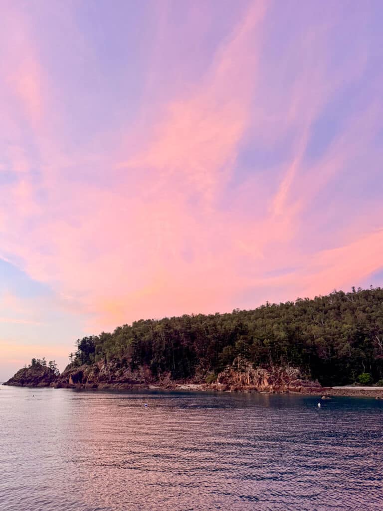 Coucher de soleil à Thomas Island, île des Whitsundays, lors de notre bateau stop Australie de Sydney aux Whitsundays.