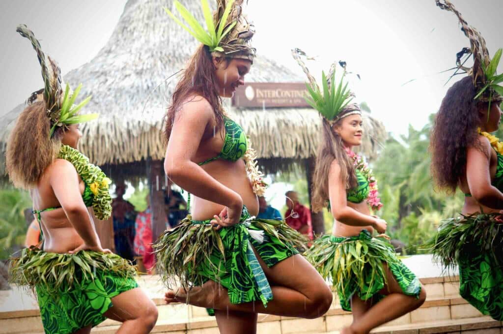 Danseuses tahitiennes en tenues traditionnelles lors d’une performance culturelle.