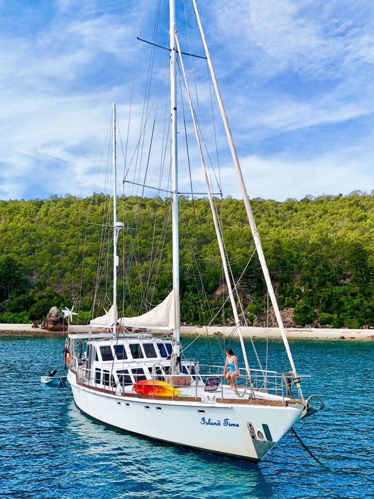 Vue drone d’un voilier ancré dans les eaux de Thomas Island.