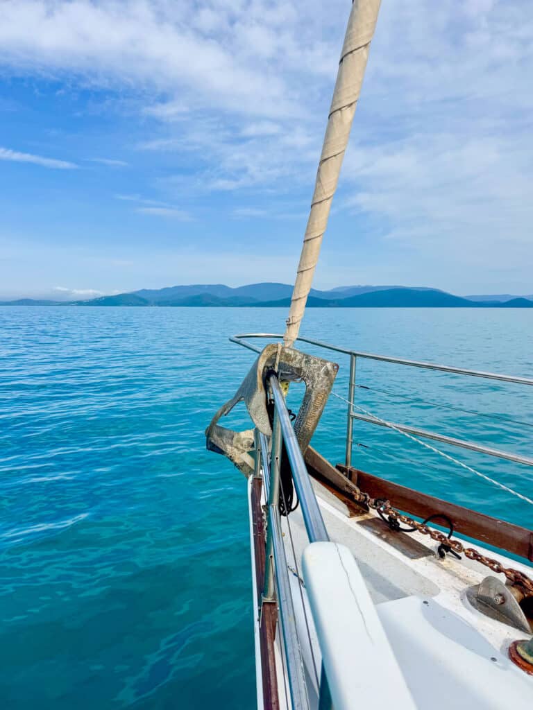 Proue du bateau avec les paysages environnants lors de notre arrivée à Airlie Beach, expérience en bateau stop Australie.