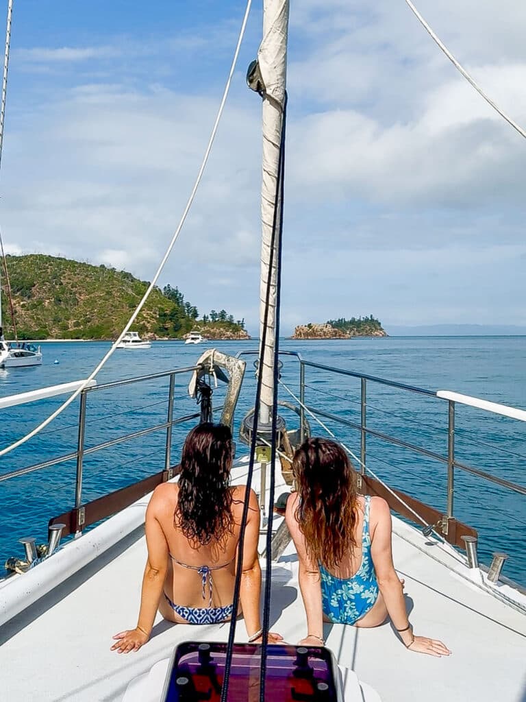 Eva et Manon de dos sur le bateau, profitant des paysages des Whitsundays lors de notre boat trip de Sydney aux Whitsundays.