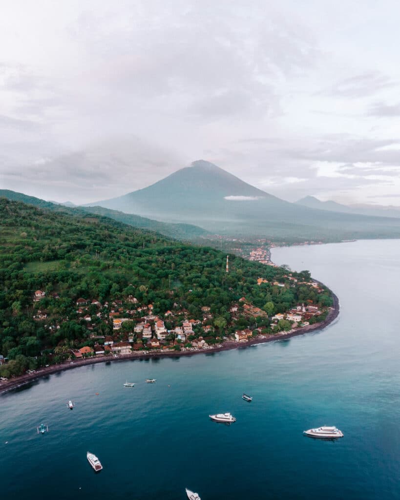 Amed Bali, vue aérienne sur le volcan Agung et l’océan.