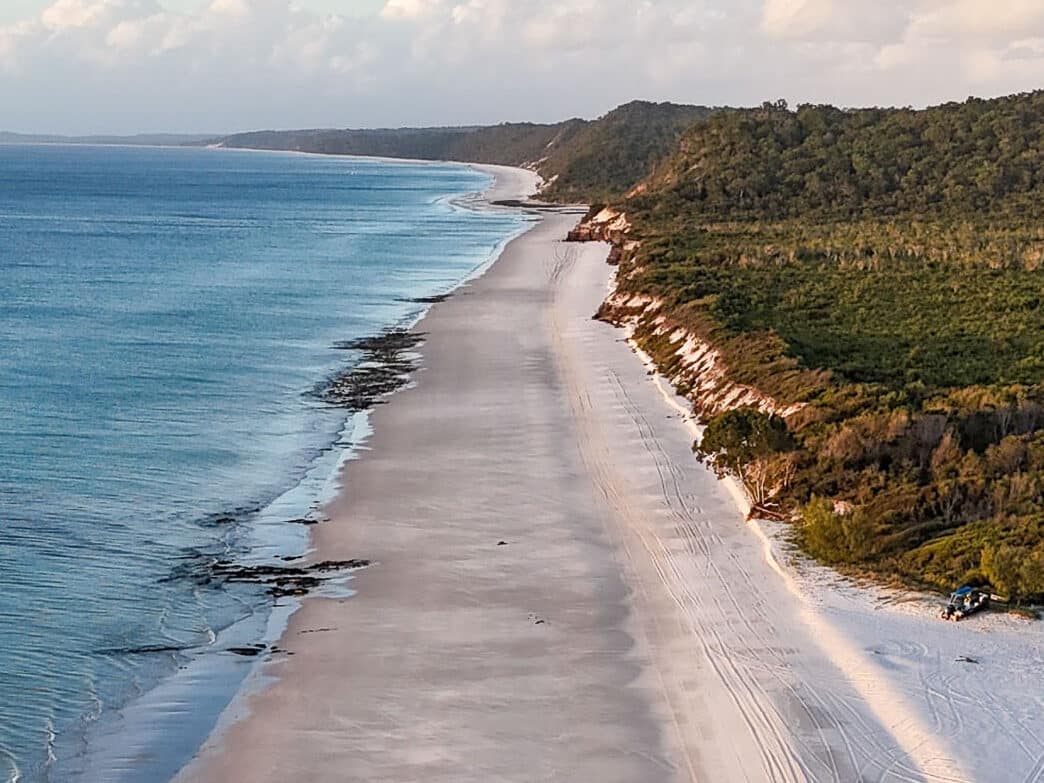Vue drone d’une plage paradisiaque de Fraser Island lors de notre expérience en bateau stop en Australie.