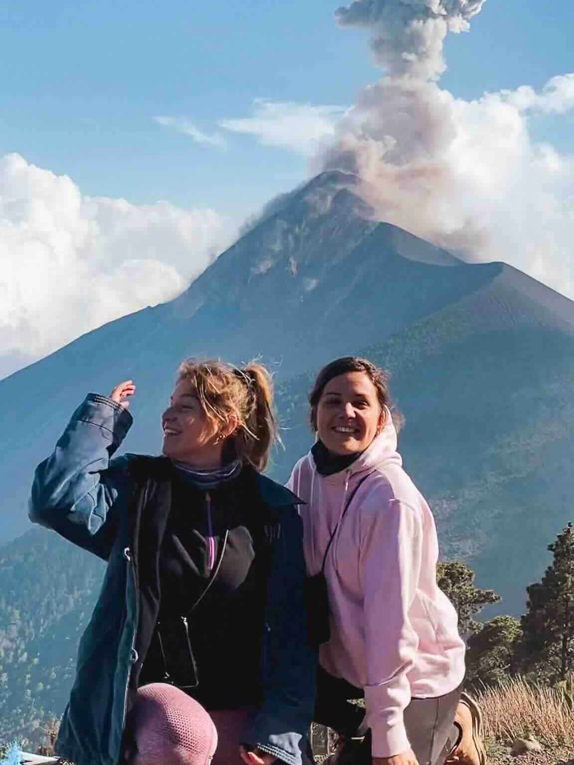 Photo d'Eva et Manon devant le volcan El Fuego en éruption.