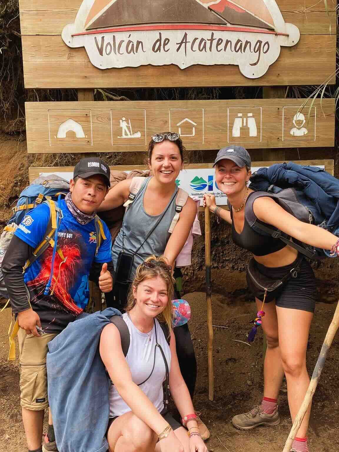 Photo de groupe au départ du trek pour le volcan Acatenango, que faire au Guatemala.